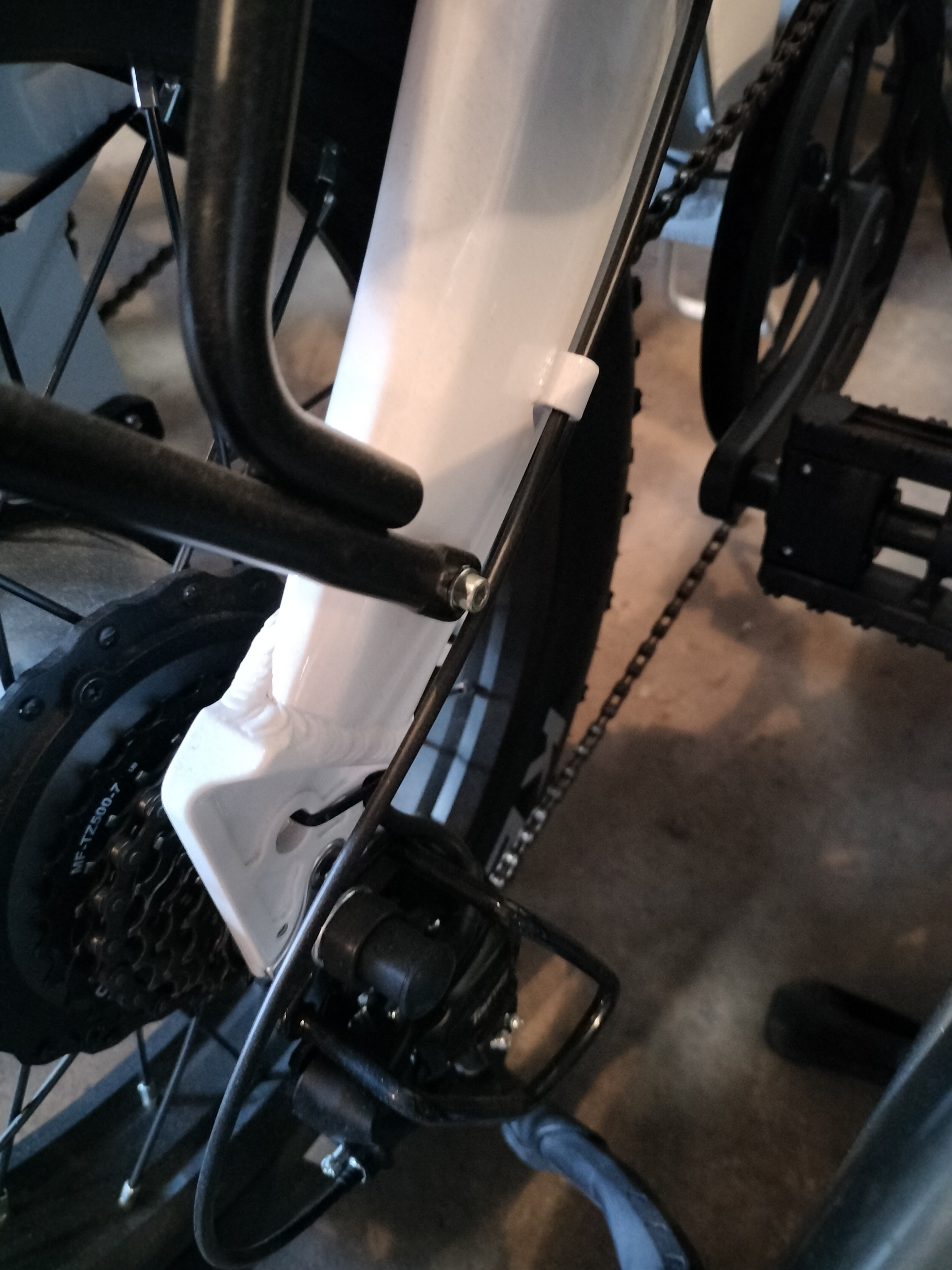 Defiant rack lower screw.jpg
